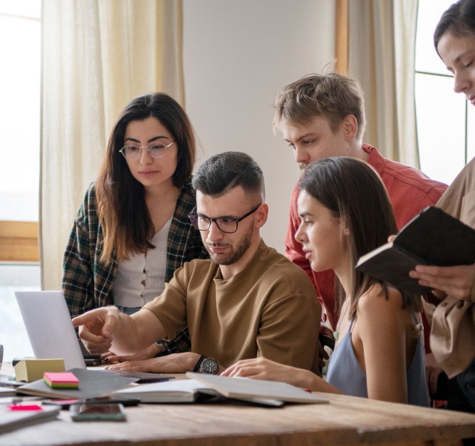 Adultos estudiando ingles